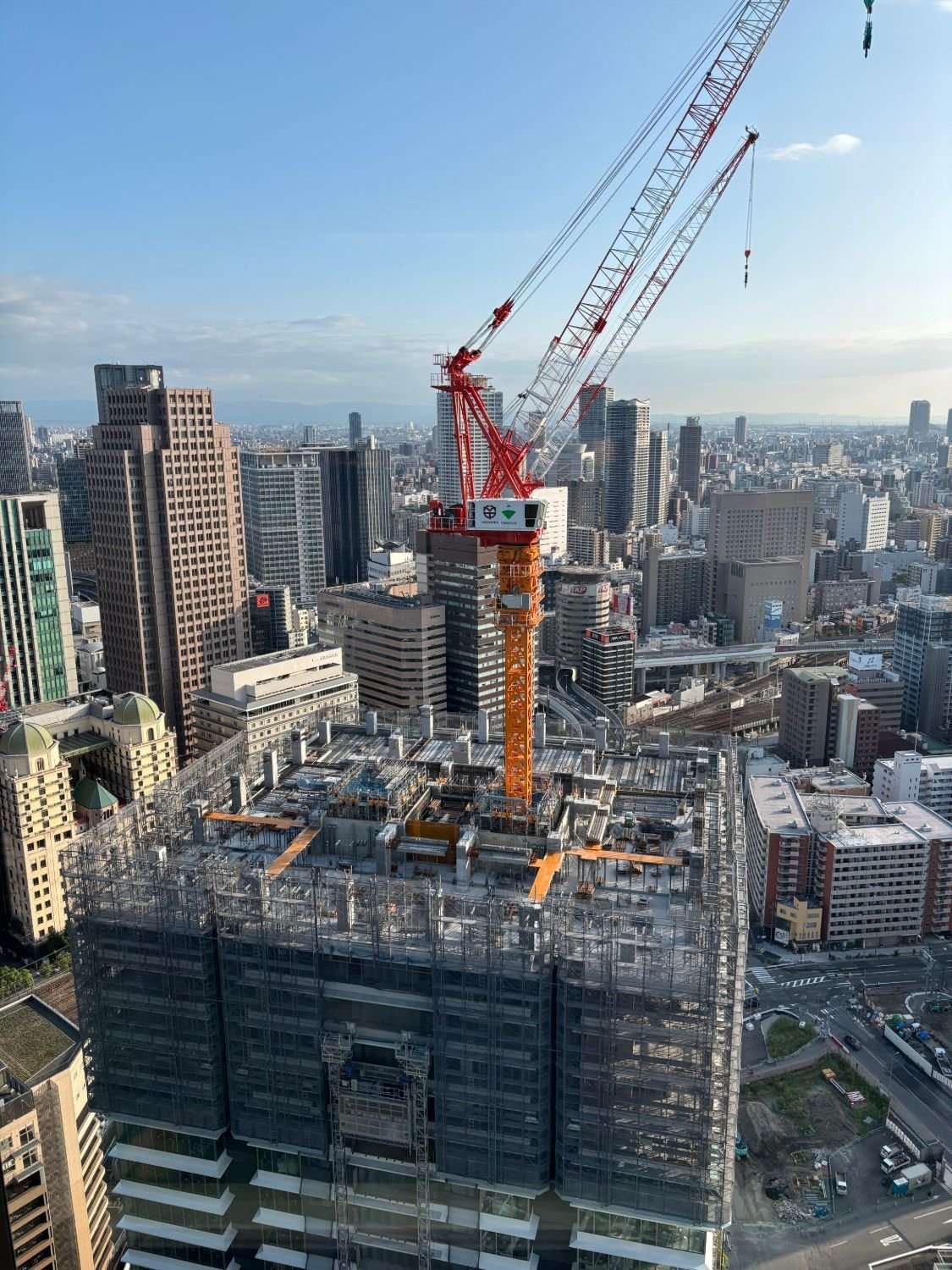 ウォルドーフ・アストリア大阪の客室から見た大阪の街と建設中のビル